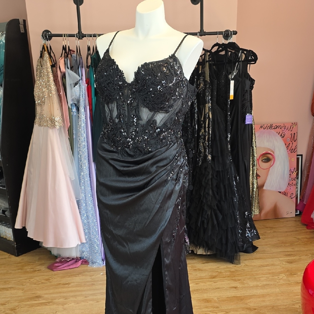 Elegant Black Lace Evening Gown